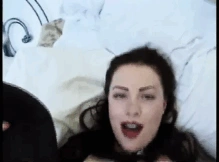 Gostosa esguichando durante o sexo anal