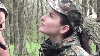 Mulher do exército chupou um pau no meio do mato e bebeu porra