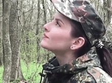 Mulher do exército chupou um pau no meio do mato e bebeu porra