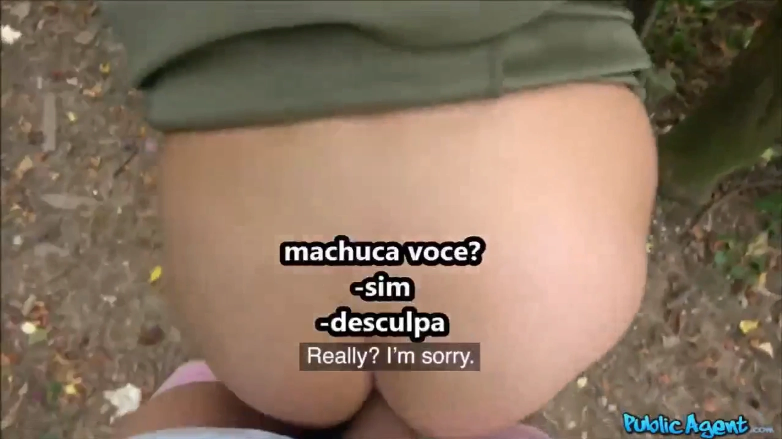Pornô com legenda onde a novinha empina a bunda e é fodida no mato.