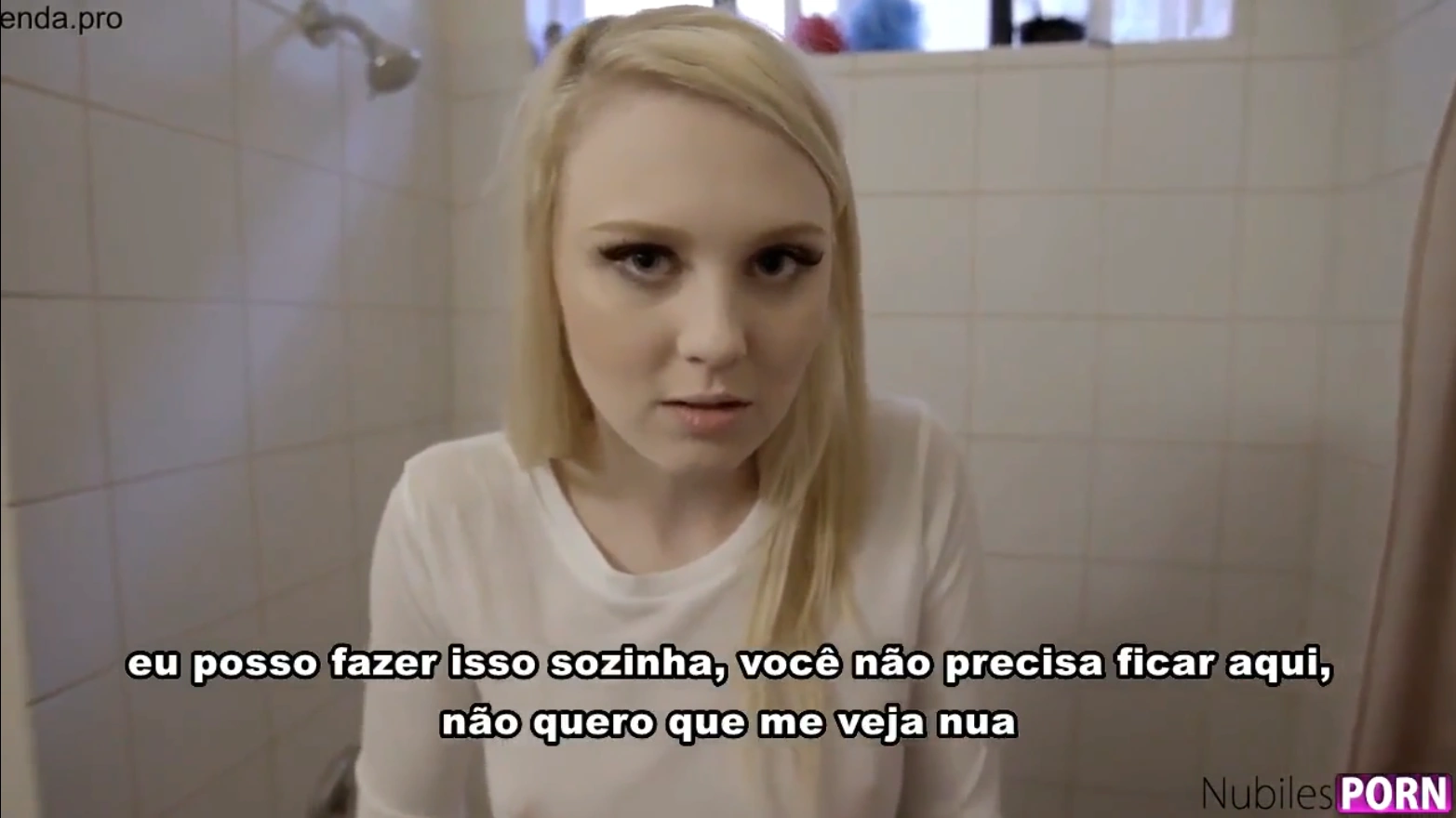 Pornô com legendado do padrasto fodendo a enteada no banheiro, fazendo ela ficar louca de tanto tesão.