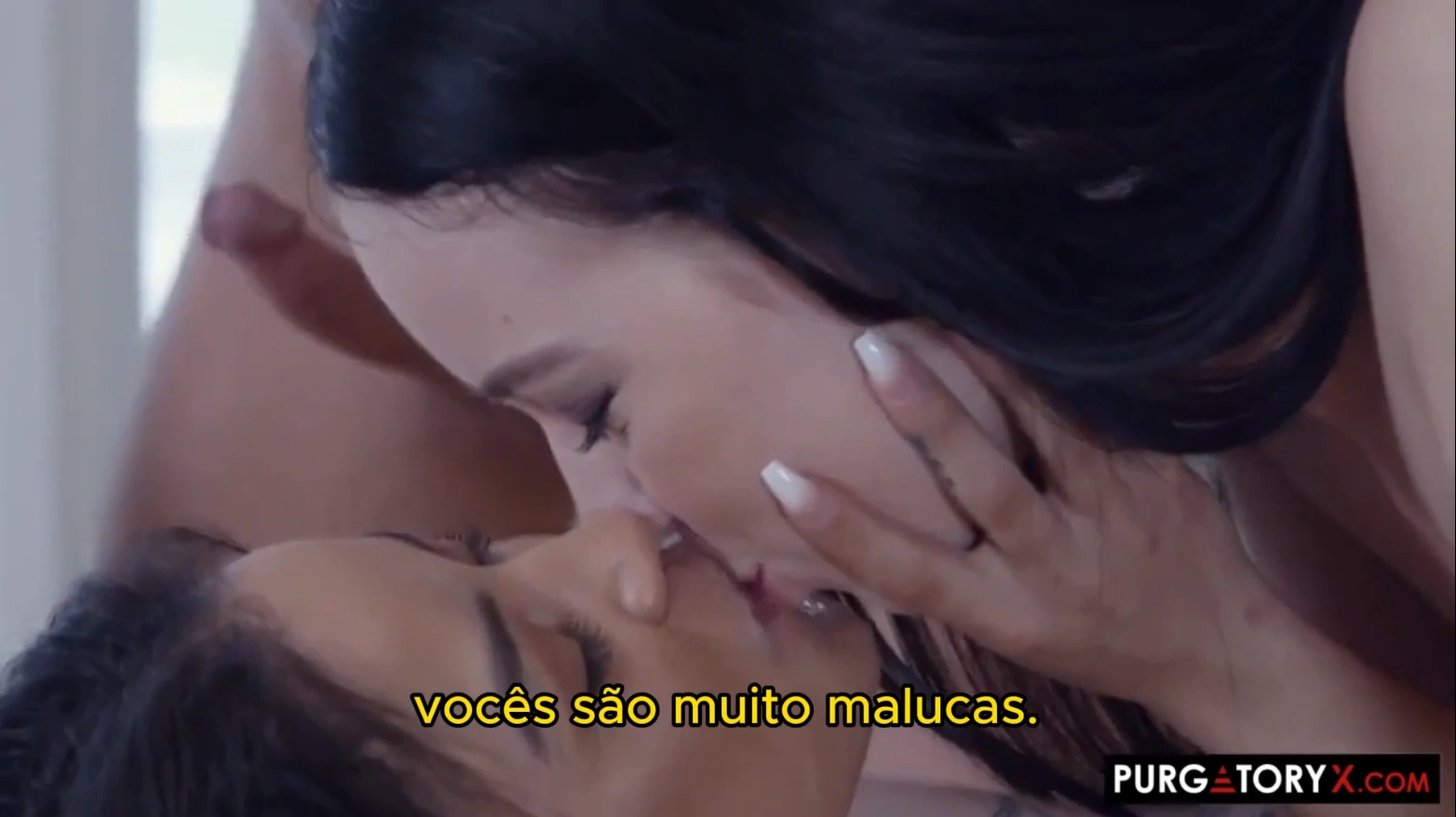 Pornô legendados com novinha deixando o namorado fuder a amiga, e depois dividindo o esperma do namorado com ela,