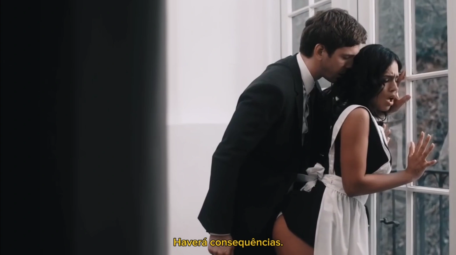 Punindo a empregada indisciplinada nesse pornô com legenda, onde a safada fica muito excitada.