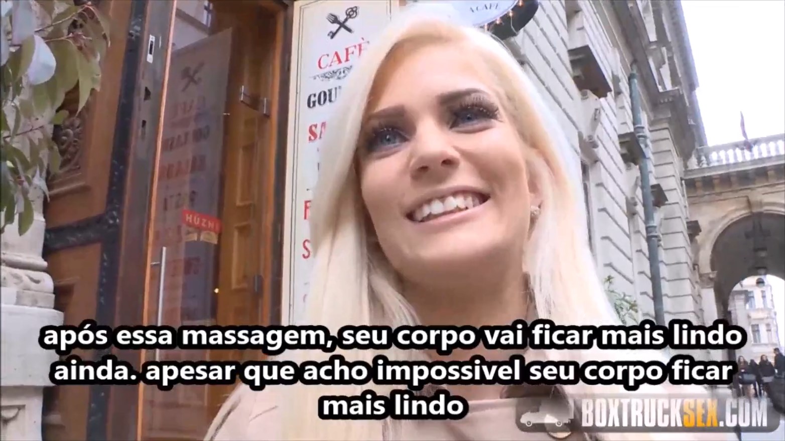 Xvideos legendados da loirinha sendo fodida pelo massagista, que mete o pau todo sem dó na buceta gostosa.