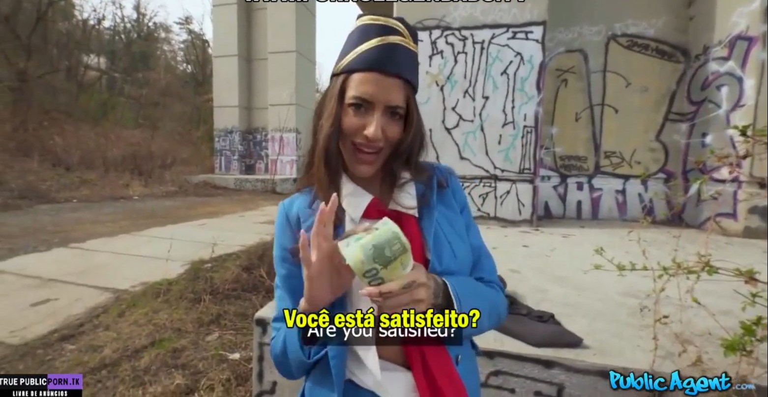 Aeromoça fudendo por dinheiro em um video do public Agent legendado gostoso, chupando com vontade o pau do passageiro sortudo