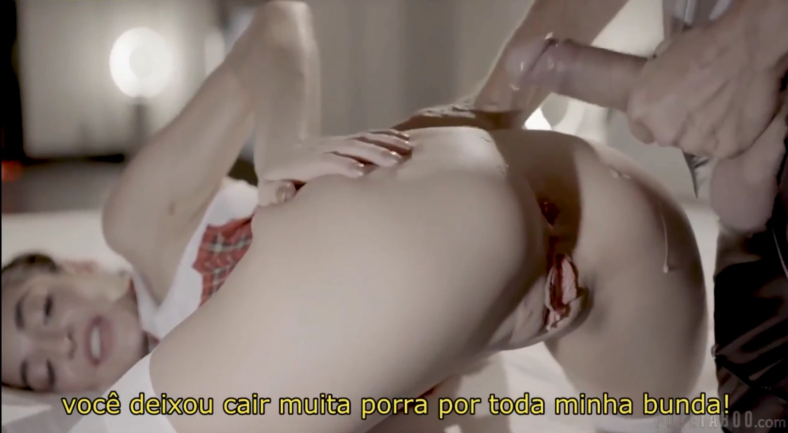 Anal legendado com colegial tendo o cuzinho arrombado e levando gozada anal, levando uma surra de pica no rabo apertadinho