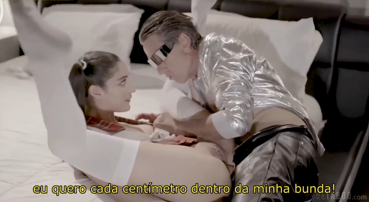 Anal legendado com colegial tendo o cuzinho arrombado em varias posições, de quatro sendo penetrada com força e gemendo alto