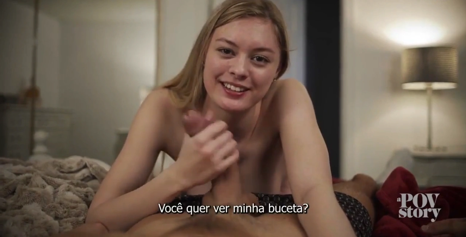 Aquecendo a irmãzinha em uma noite fria de incesto legendado perfeito, chupando seu pescoço com desejo e paixão intensa, excitando, a.