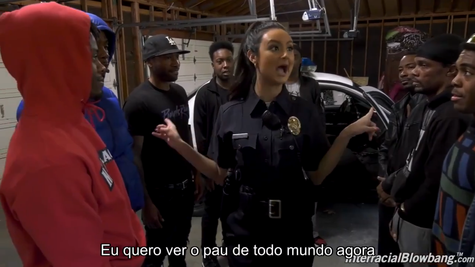 Boquete com legenda da policial chupando os bandidos negros bem dotados, engolindo cada centímetro daqueles cacetes enormes