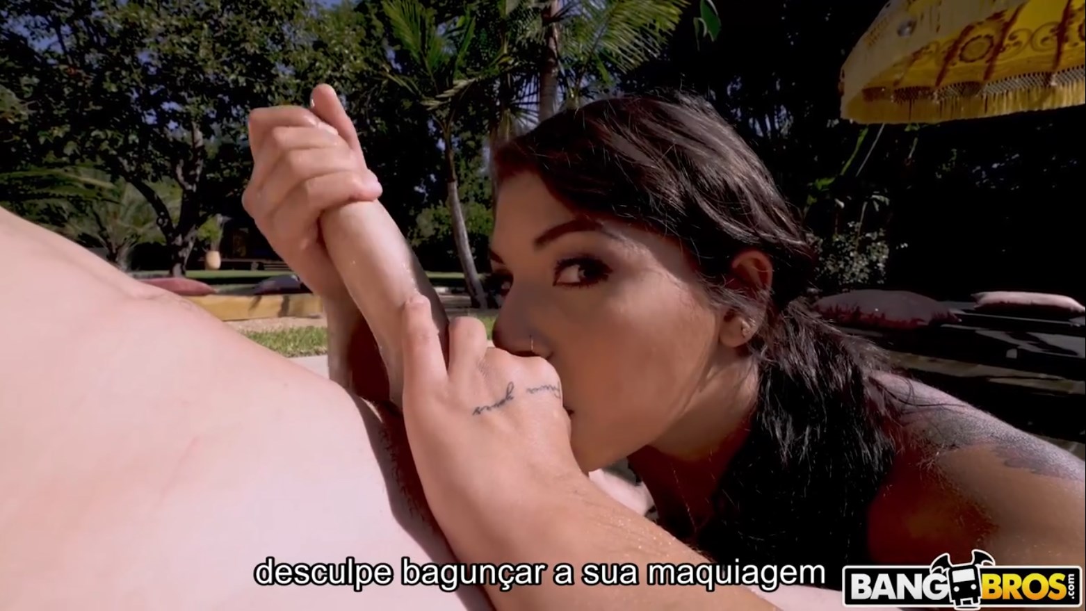 Boquete legendado com Gina Valentina mamando na piscina o dotado, Chupando com vontade e olhando nos olhos do sortudo.