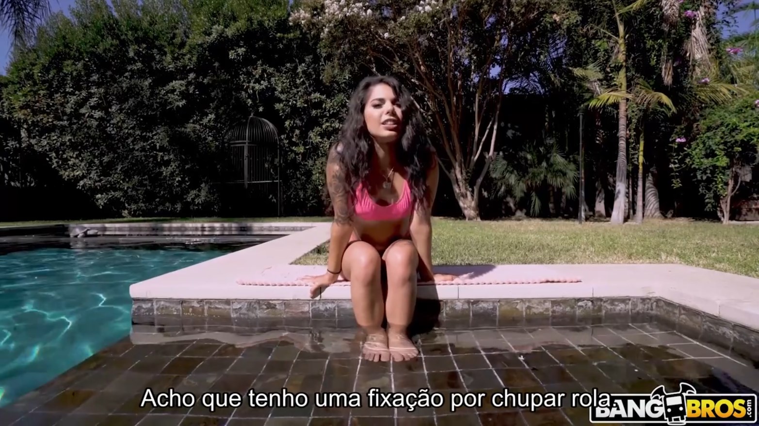 Boquete legendado com Gina Valentina mamando na piscina, engolindo cada centímetro da rola com maestria e desejo.