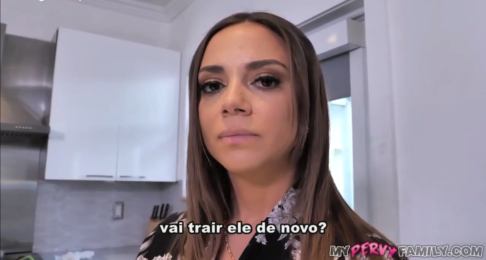 Incesto legendado enteado chantageando a madrasta infiel, seduzindo a madrasta com olhares cheios de malícia