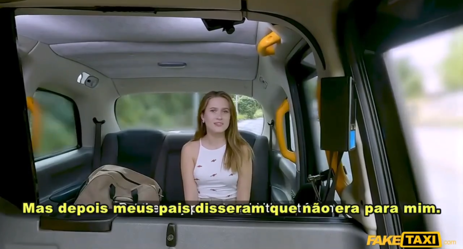 Pediu pro taxista fuder o cuzinho dela nesse pornô com legenda gostosinho, metendo forte no banco de trás do carro.