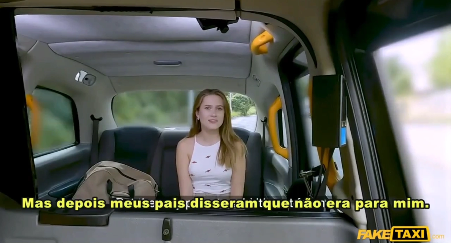 Pediu pro taxista fuder o cuzinho dela nesse pornô com legenda gostosinho, metendo forte no banco de trás do carro.