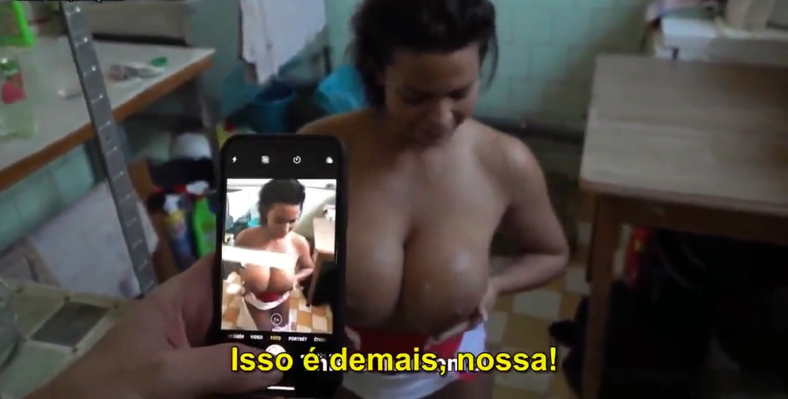 Porn com legenda safado fudendo a cozinheira peituda safada, com muito tesão até gozar na bunda grande da safada'