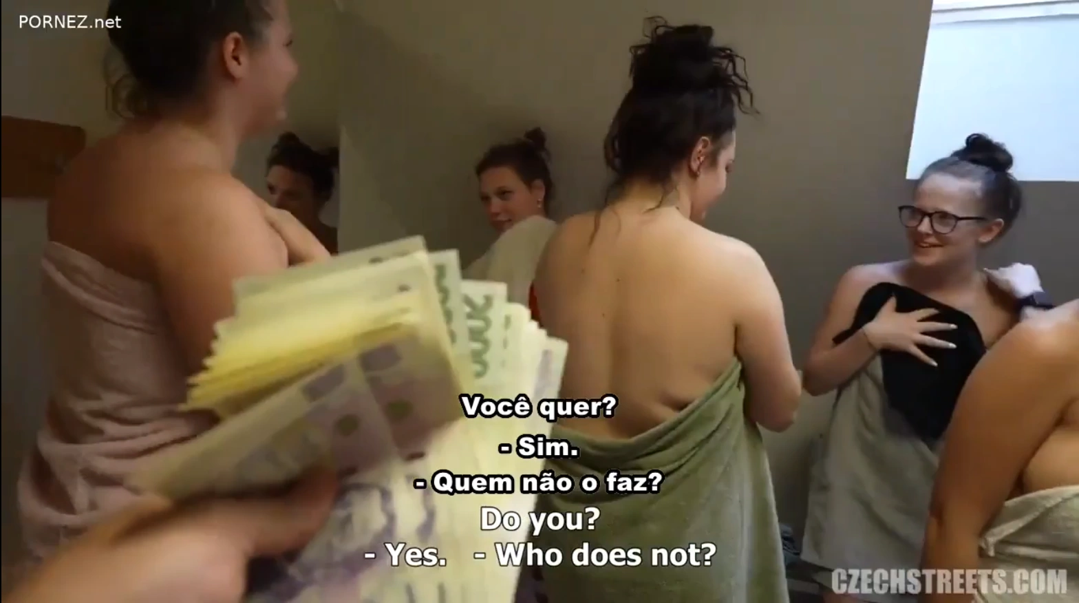 Pornocomlegenda safado invadindo o vestiário feminino e fudendo a novinha, com força, sem piedade, ela pedindo mais