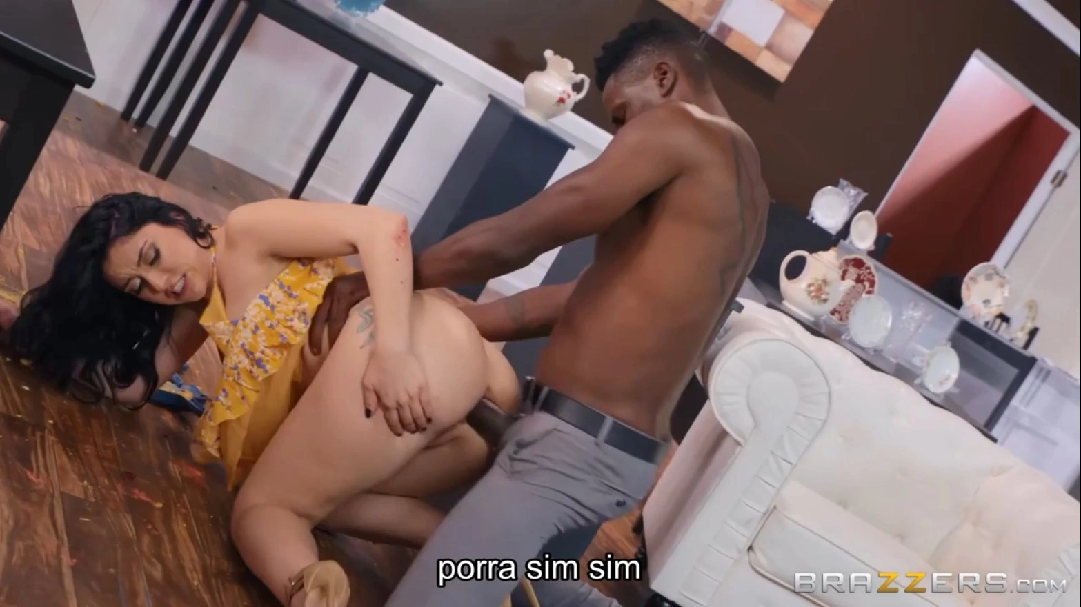 Cliente deu o cu pra pagar o prejuízo da loja nesse anal legendado delicioso, gemendo alto e pedindo mais naquele anal intenso