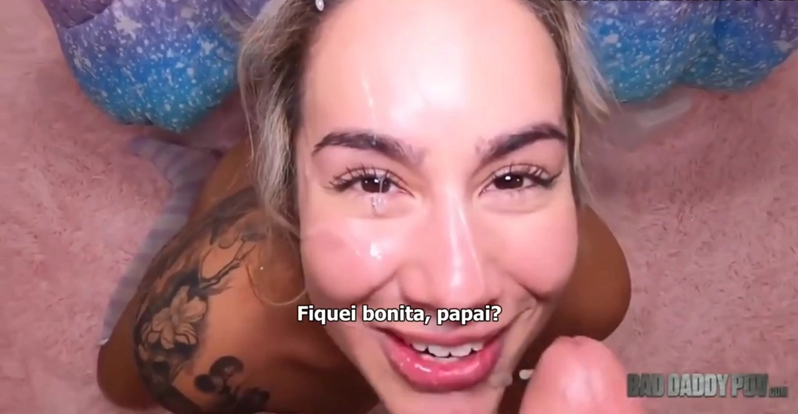 Incesto Legendado da enteada recebendo gozada na cara, recebendo a porra quente do padrasto tarado.