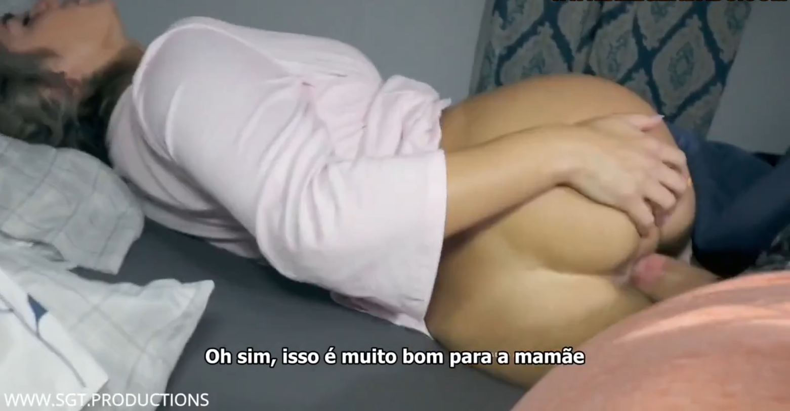 Incesto legendado com madrasta sendo fodida a noite de ladinho, pedindo por mais enquanto é penetrada com força.