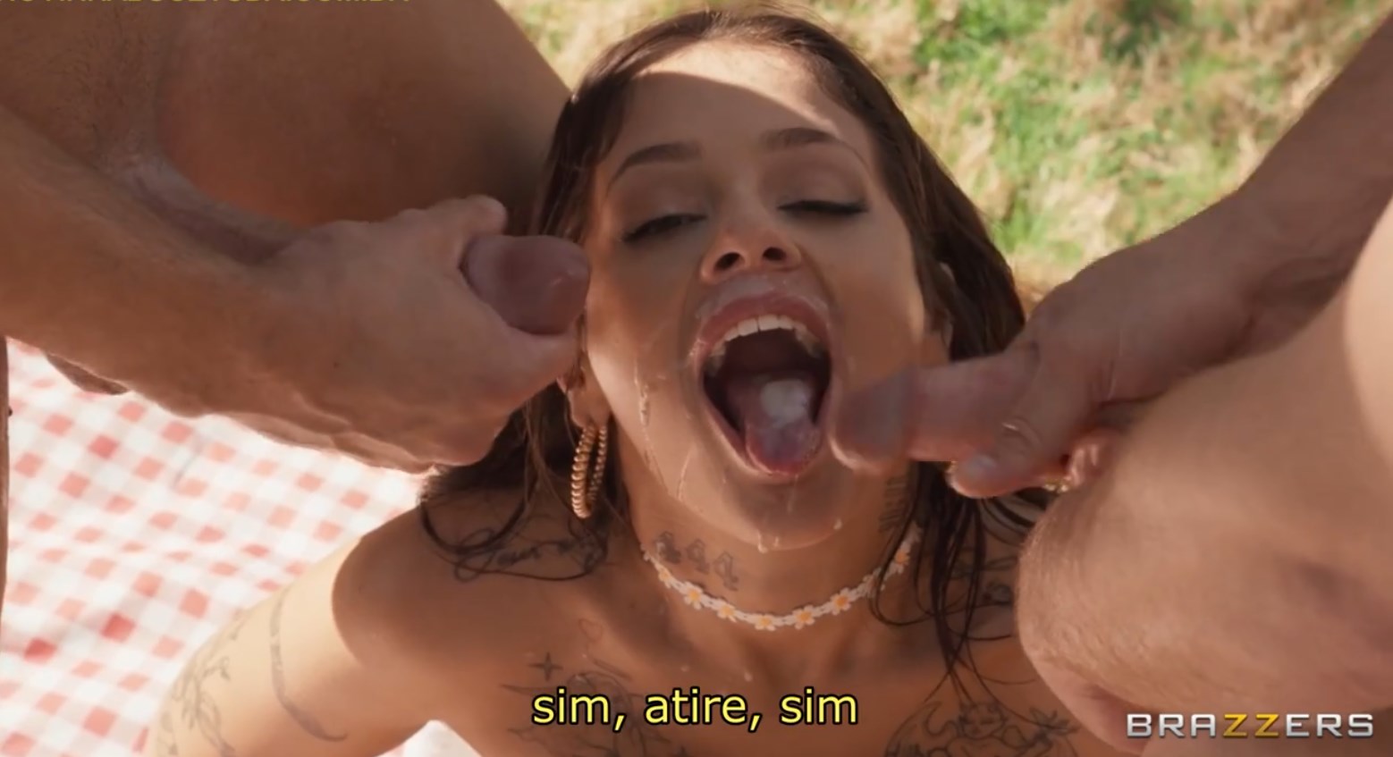 Pornolegendados de um piquinique que acaba em foda com gozada na boca, Deixando escapar gemidos abafados de prazer intenso