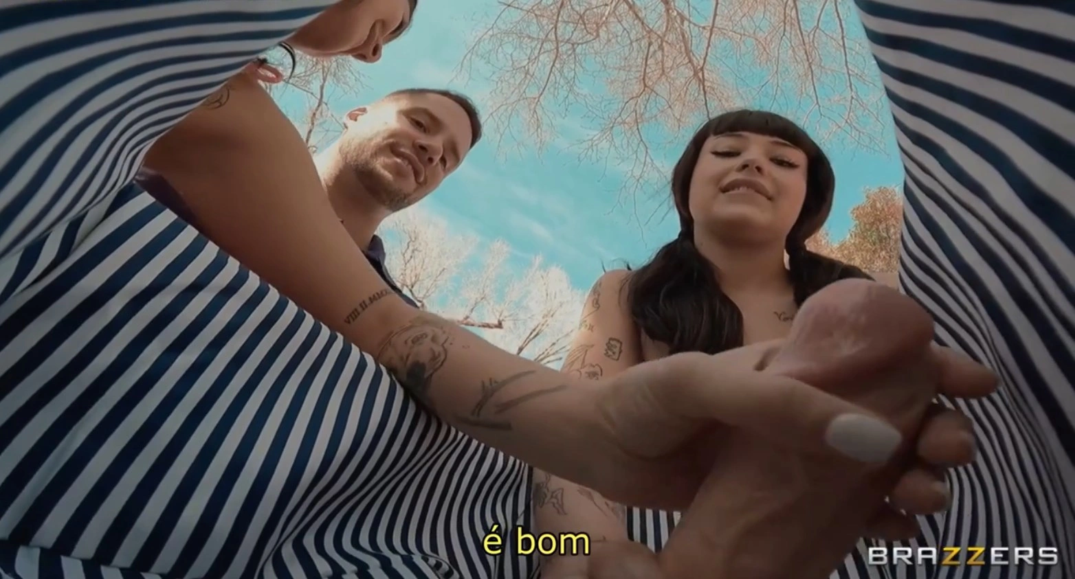 Pornolegendados de um piquinique que acaba em foda gostosa, chupando com vontade a fruta proibida que escorre mel.