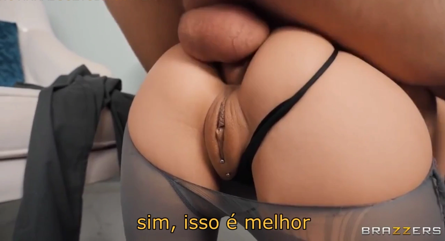 Anal Legendado com colega de quarto rabuda, checando se o volume do som está baixo o suficiente para não nos ouvirem.