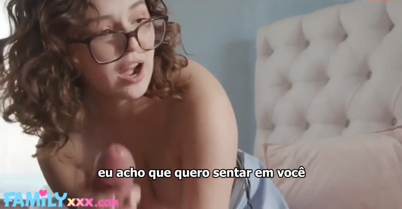 Escondeu a calcinhas nas roupas do irmão nesse incesto legendado maravilhoso, sentiu a excitação pulsando entre eles.