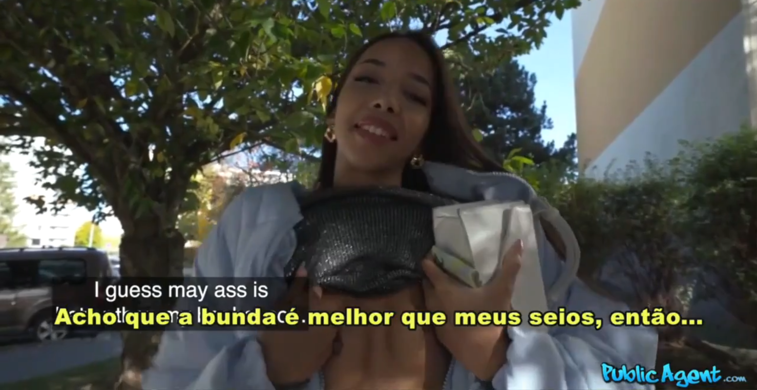 Essa morena bunduda faz de tudo por dinheiro na mão, public agent legendado, dando uma rebolada provocante no colo.