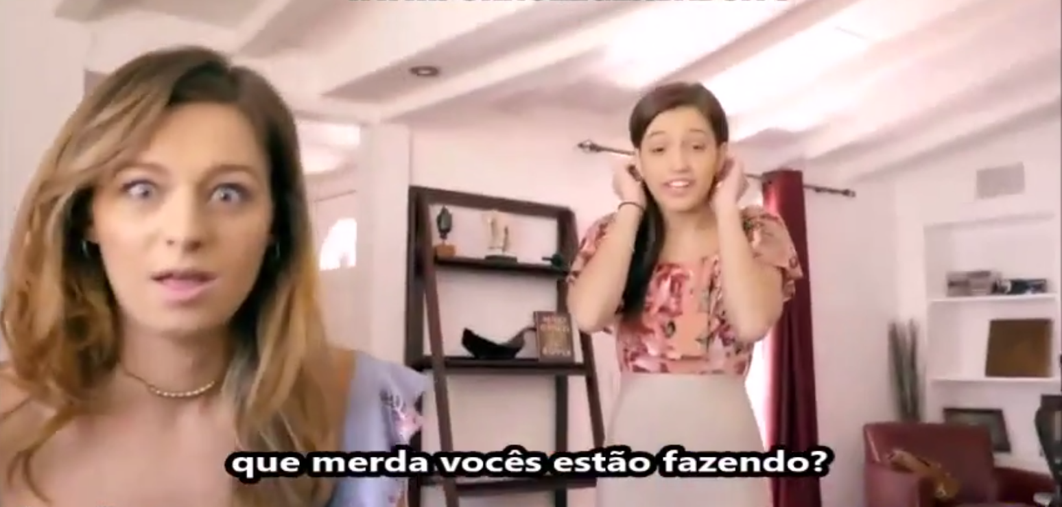 Irmãs se unem para fazer o irmão punheteiro gozar muito, incesto legendado, com a língua sedenta por prazer intenso.