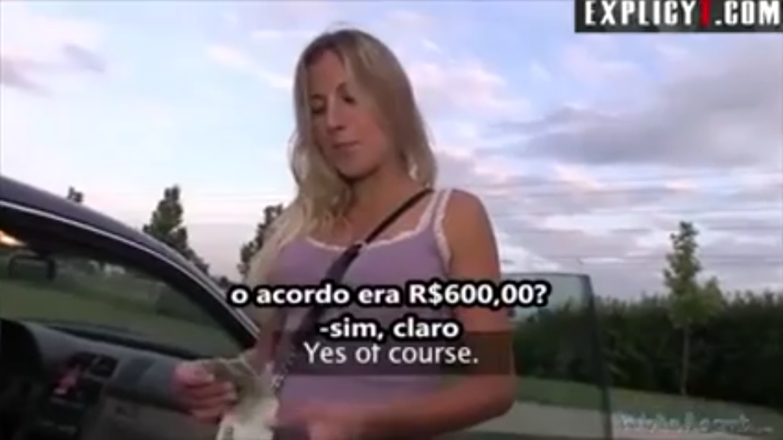 Loirinha traindo no estacionamento do shopping lotado, public Agent legendado, chupando com vontade no banco de trás.