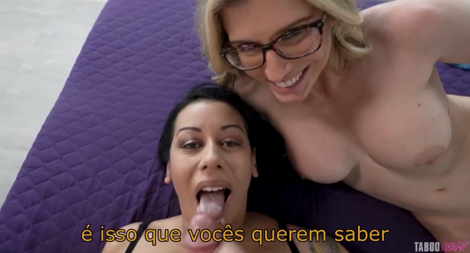 Madrasta viciada em sexo anal no video de incesto legendado perfeito, provocando o enteado com olhar sedutor e faminto.