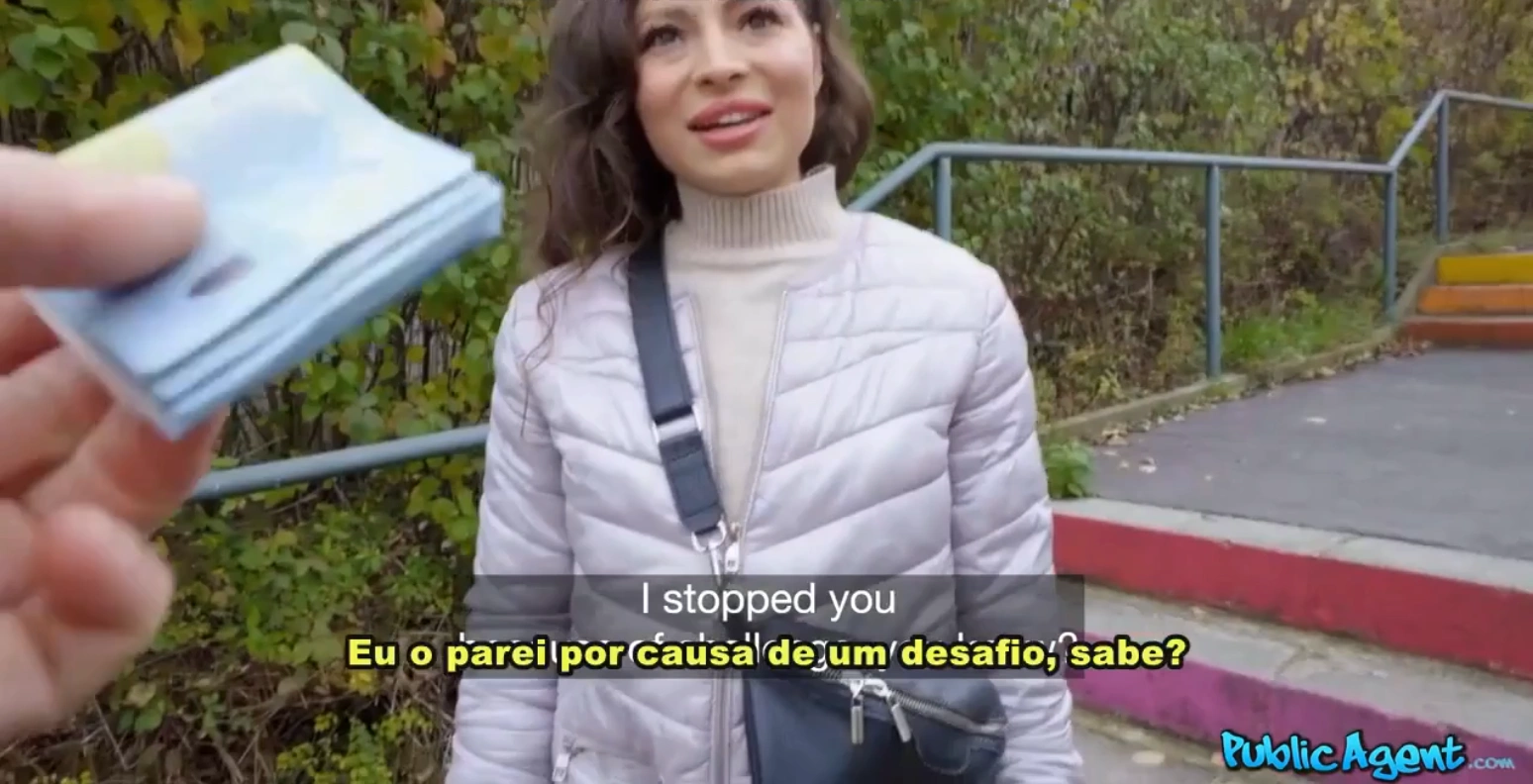 Desafio da garganta profunda nesse public agent legendado com tarada, chupando com vontade e olhando nos olhos sedutores