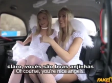 Legendado sexo com anjinhas dentro do táxi