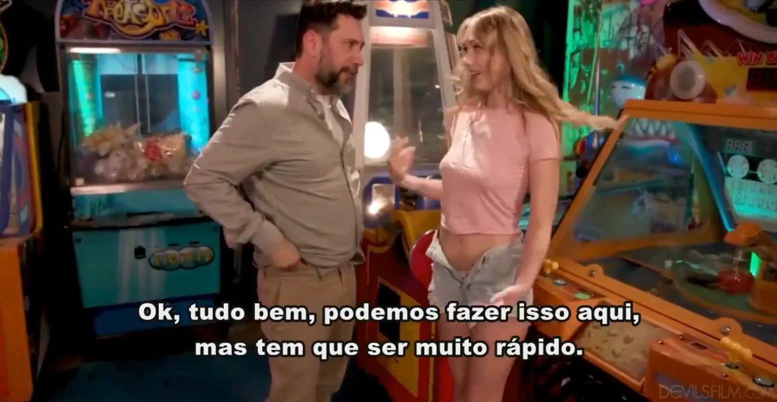 Porn com legenda fudendo a enteada no fliperama publico, no ritmo da música eletrônica, explorando cada canto dela'