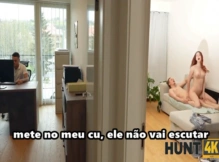 Pornô legenda comendo o cu da novinha enquanto o namorado dela joga video game
