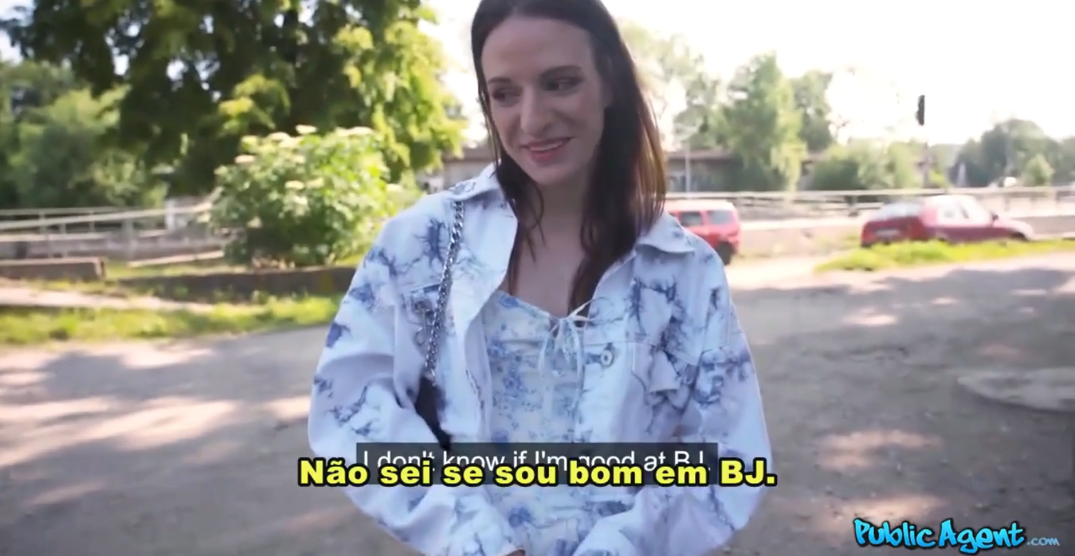 Sexo com legenda estudante aceitando dinheiro para chupar um pau grande, engolindo cada centímetro com desejo e maestria.