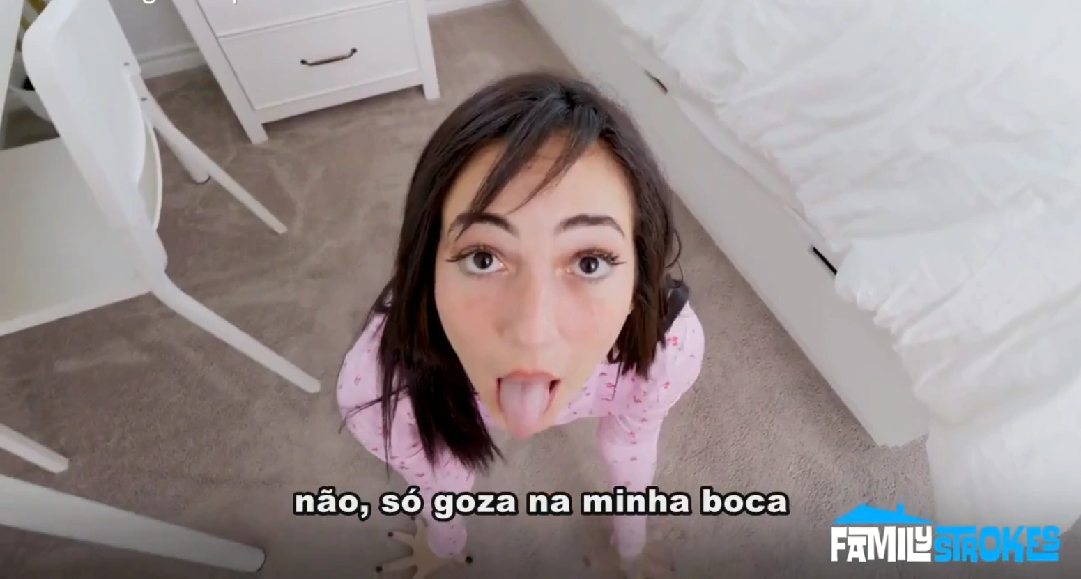 Ajudando a enteada viciada em porra no incesto legendado safado, na sala de estar, provando cada gota com tesão.'