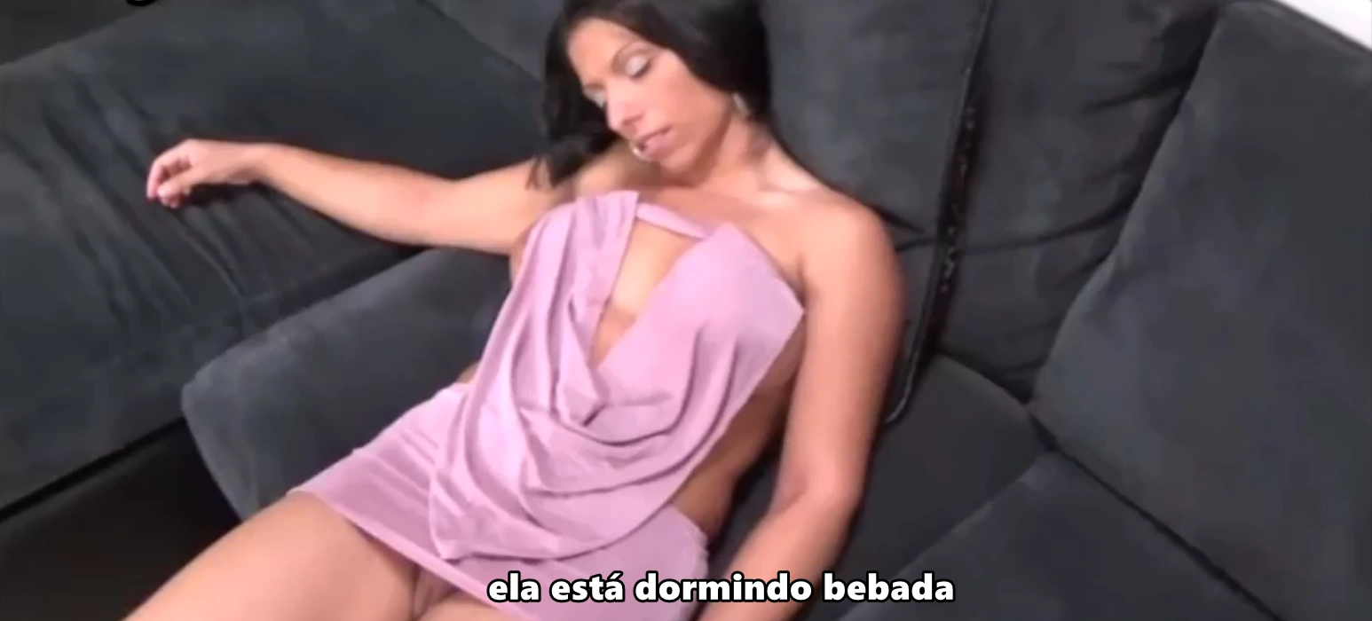 Porn legenda fudeu a madrasta bêbada enquanto ela dormia profundamente, se aproveitou da situação para realizar suas fantasias