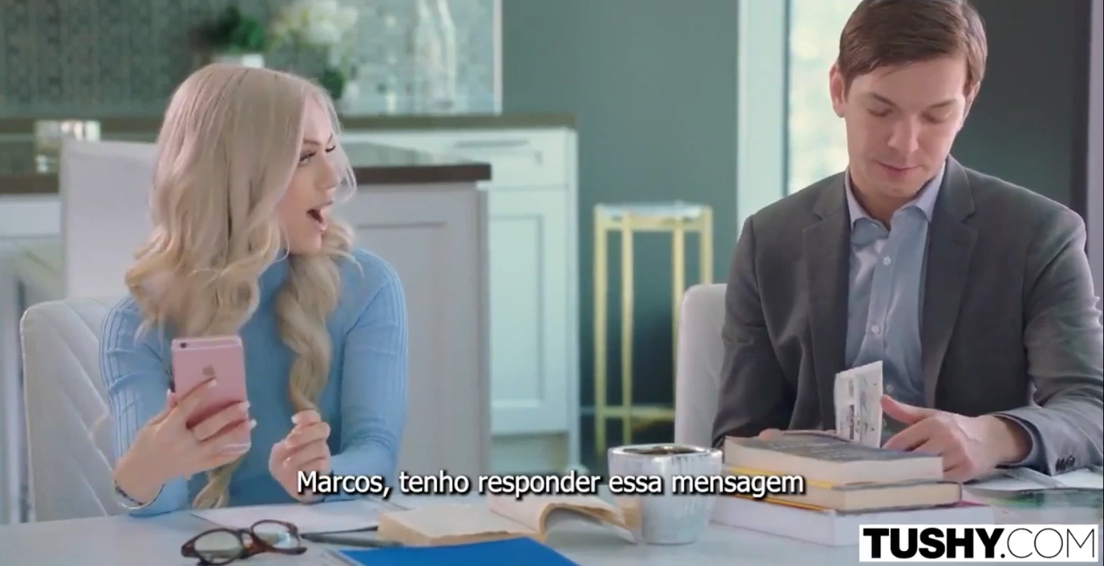 Sexo anal com legenda garota dando o cu pro professor particular gostoso, apertando as coxas musculosas do safado.