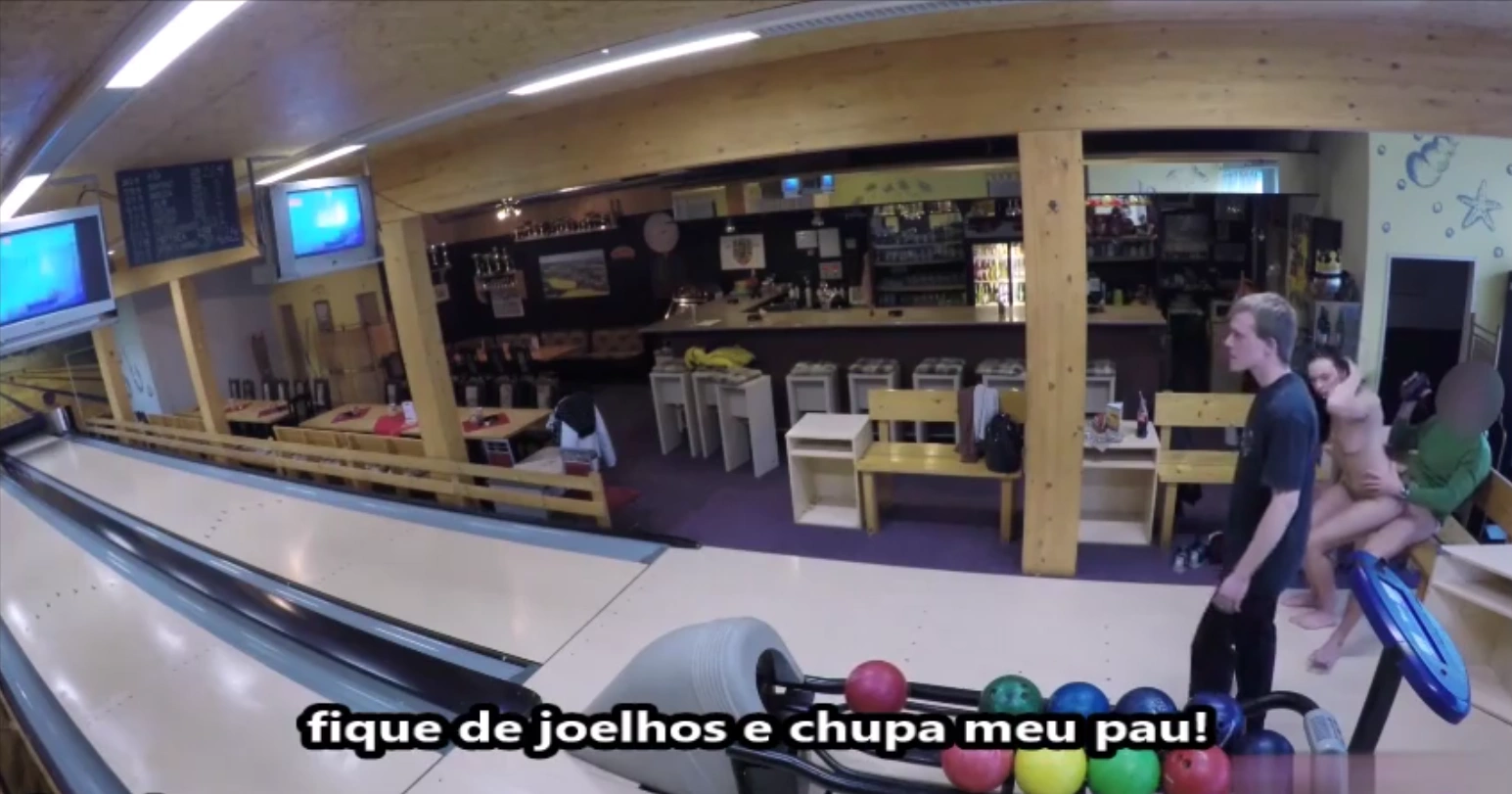 Sexo na pista de boliche com novinha linda no pornô legenda bom demais, dando show de habilidade e sensualidade.