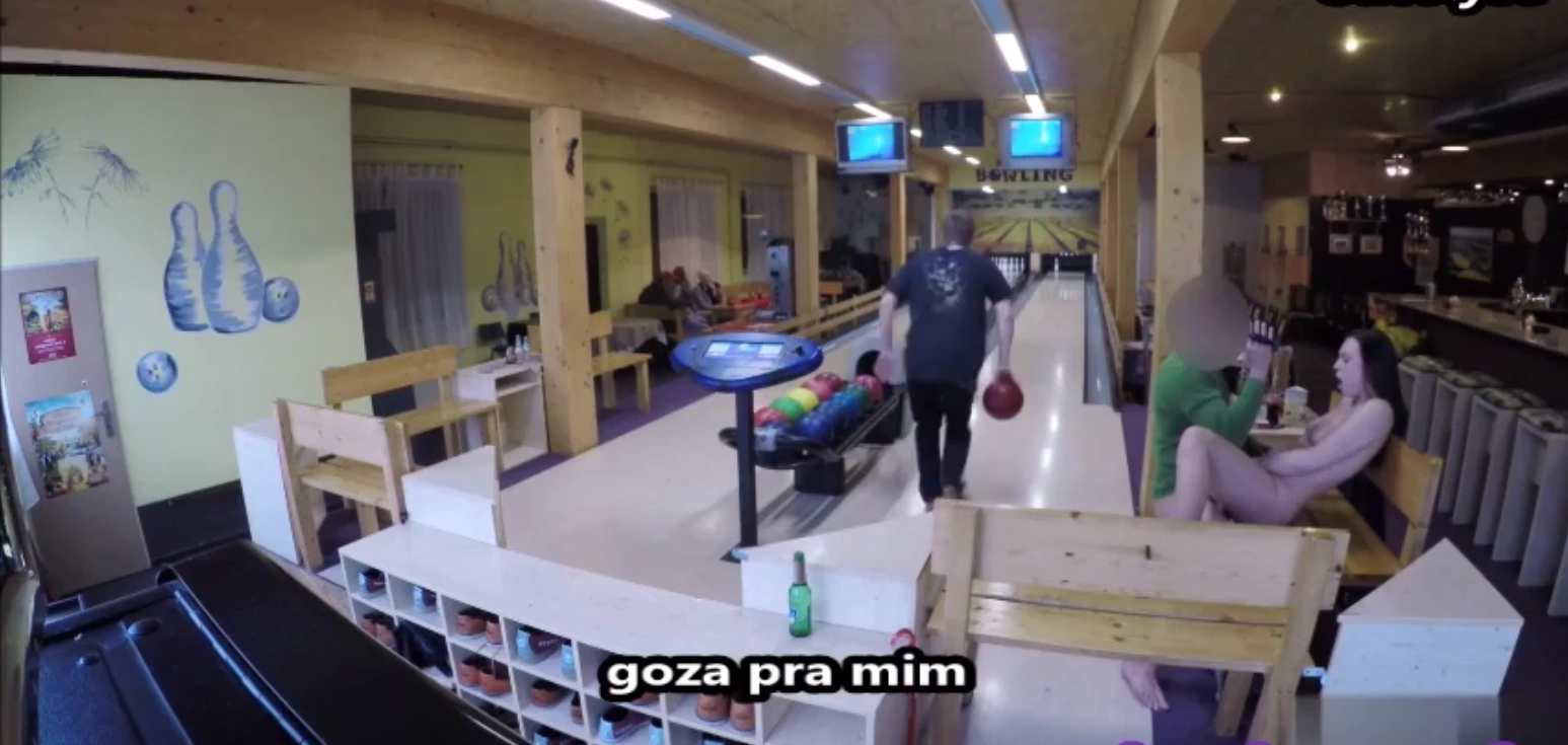 Sexo na pista de boliche com novinha linda no pornô legenda gostoso, provocando com sua saia curta e olhar malicioso.