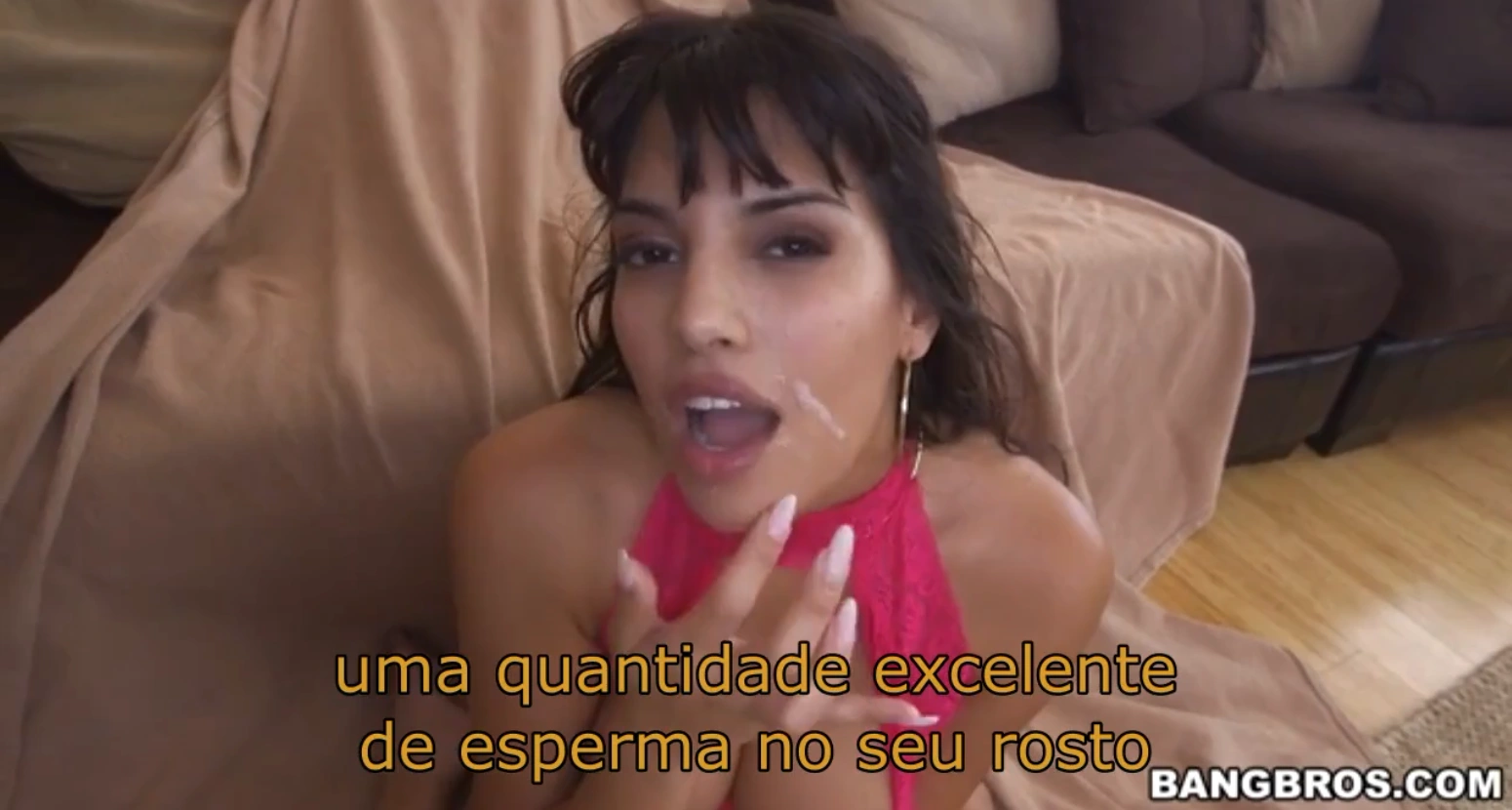 Videos de sexo com legenda morena da bunda grande gravando pornô gostoso, pedindo por mais e gemendo de prazer intenso.