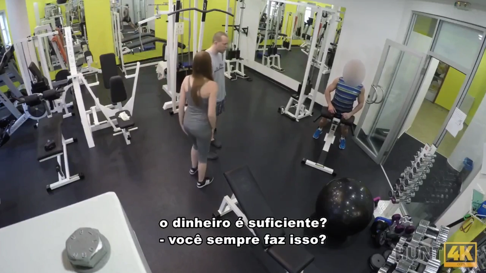 Aceitou dinheiro para trair na academia no xvideo legendado de traição, provocando com olhar safado e sorriso malicioso