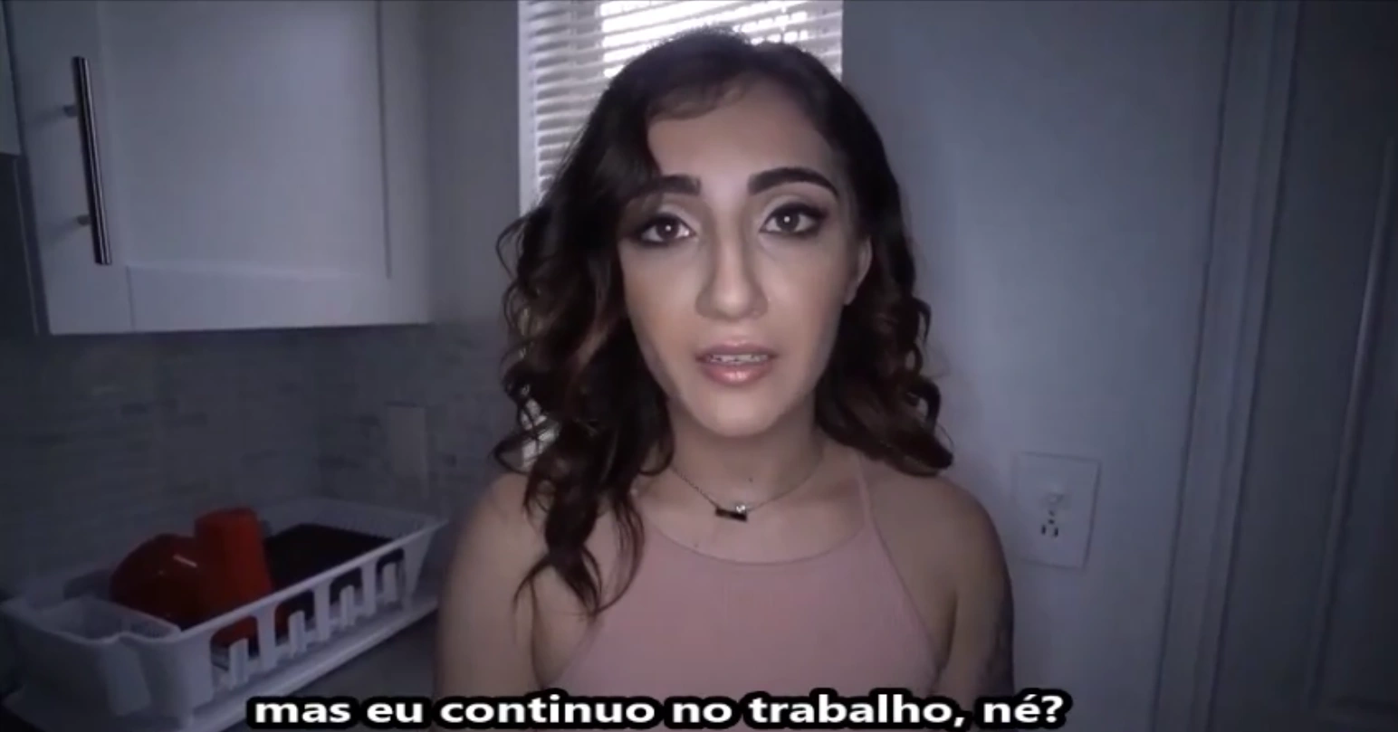 Babá foi chantageada após ser pega roubando no pornolegendado safado, provocando o patrão com um strip sensual no escritório