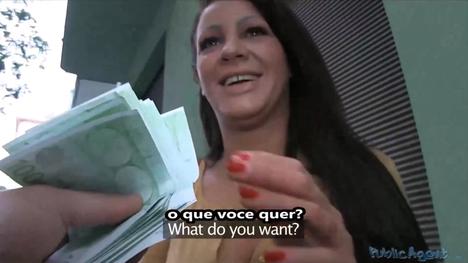 Ela faz tudo por dinheiro em video de public agent legendado perfeito de mais, chupando com vontade e olhando nos olhos