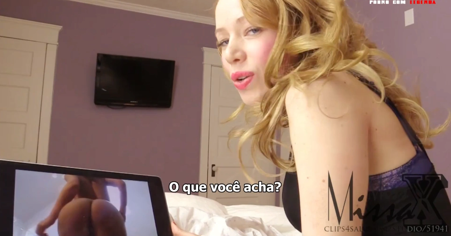 Madrasta assistindo porno com enteado em um incesto legendado de putaria, chupando com vontade o pau do garoto tarado.