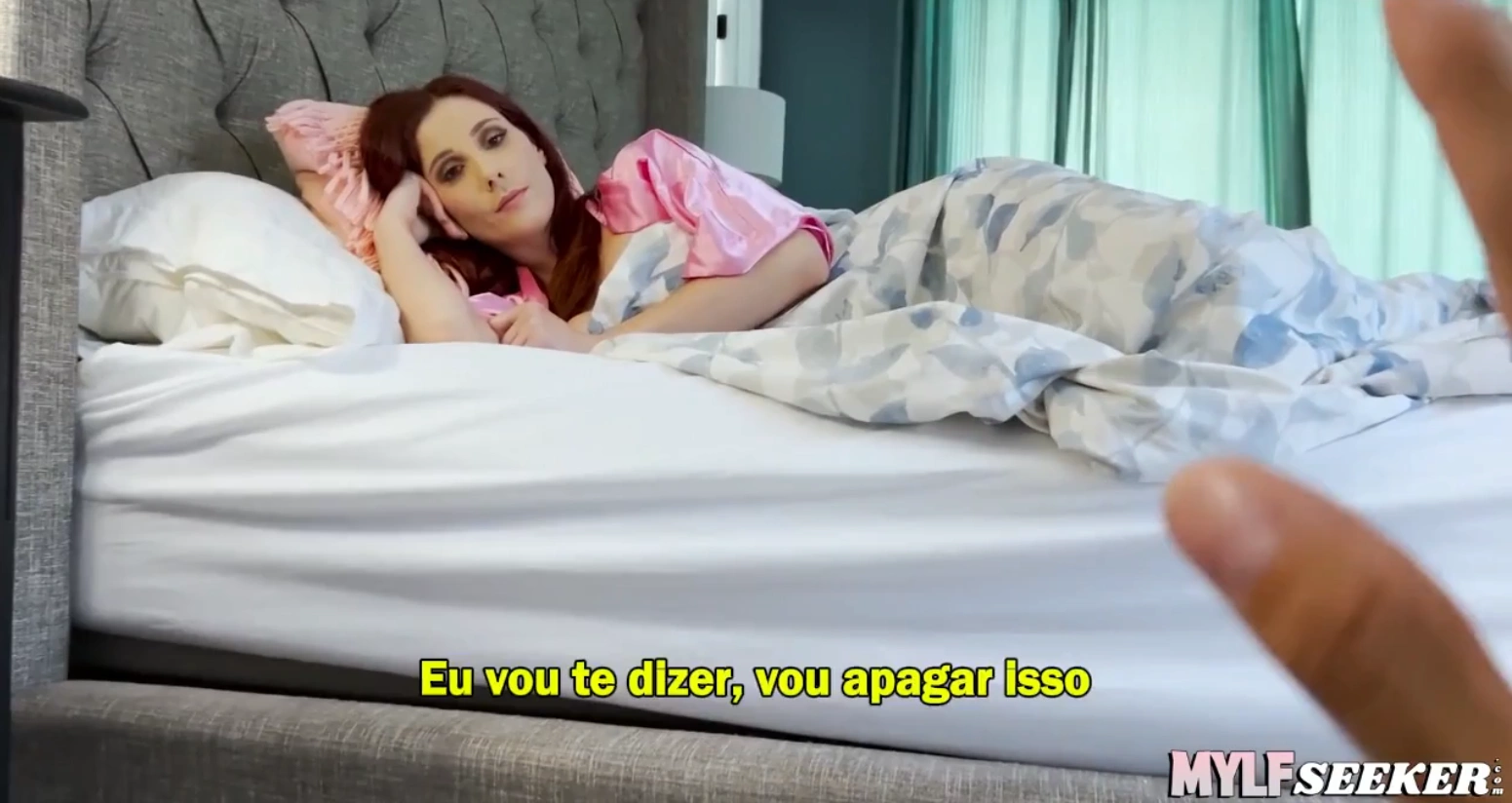 Pegou o enteado espiando video sexo legendado gostosinho, Provocou o garoto, oferecendo, se para satisfazer seus desejos proibidos.