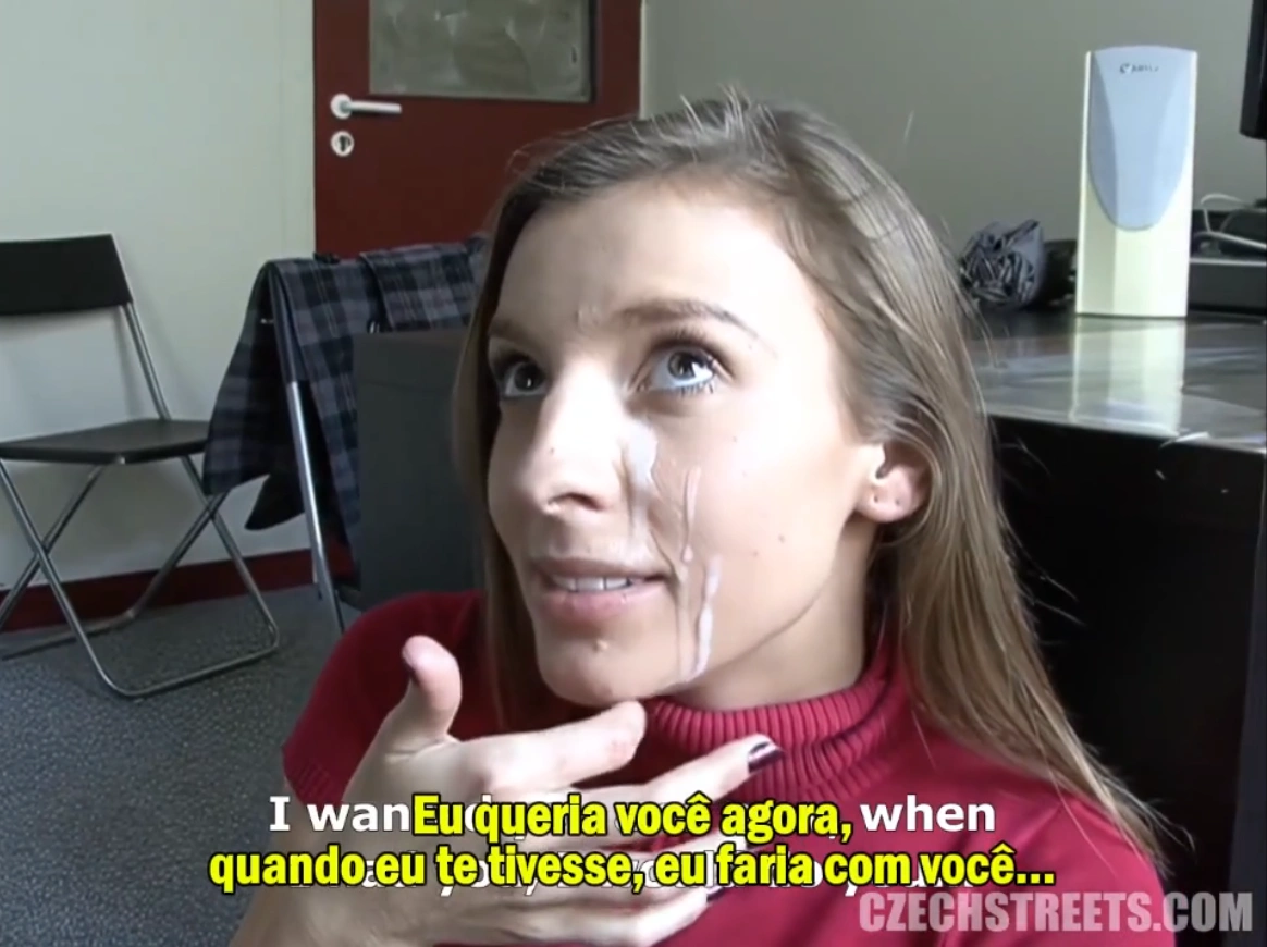 Pornografia legendada pagando pra comer o cu da estudante safada, com o pau latejando de tesão, ela rebola na vara do professor