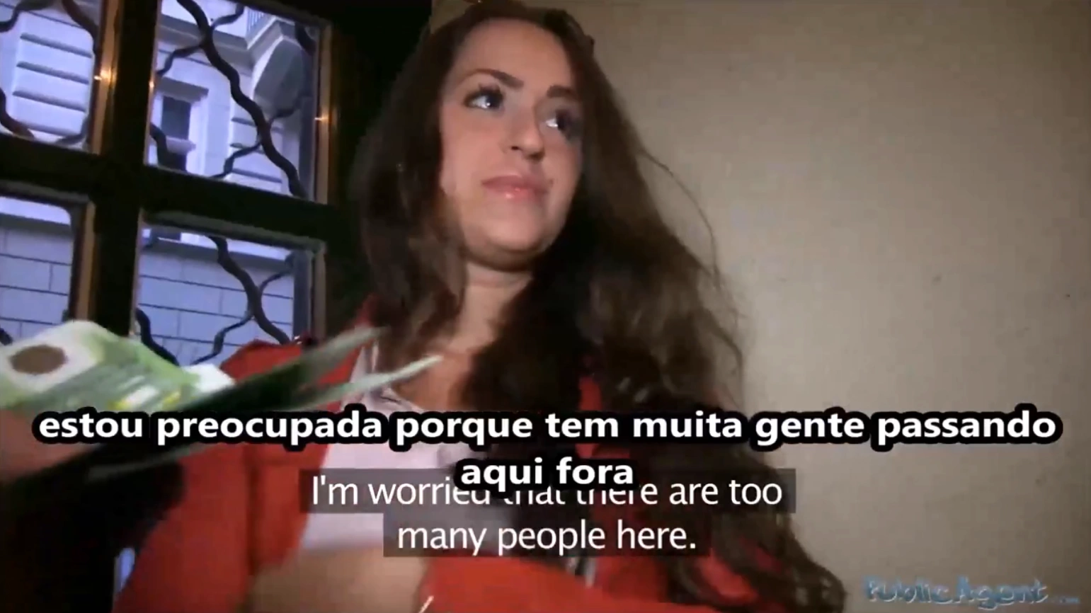 Public agent legendado pagando por diversão com ninfeta linda, chupando o agente com olhar provocante e safado.