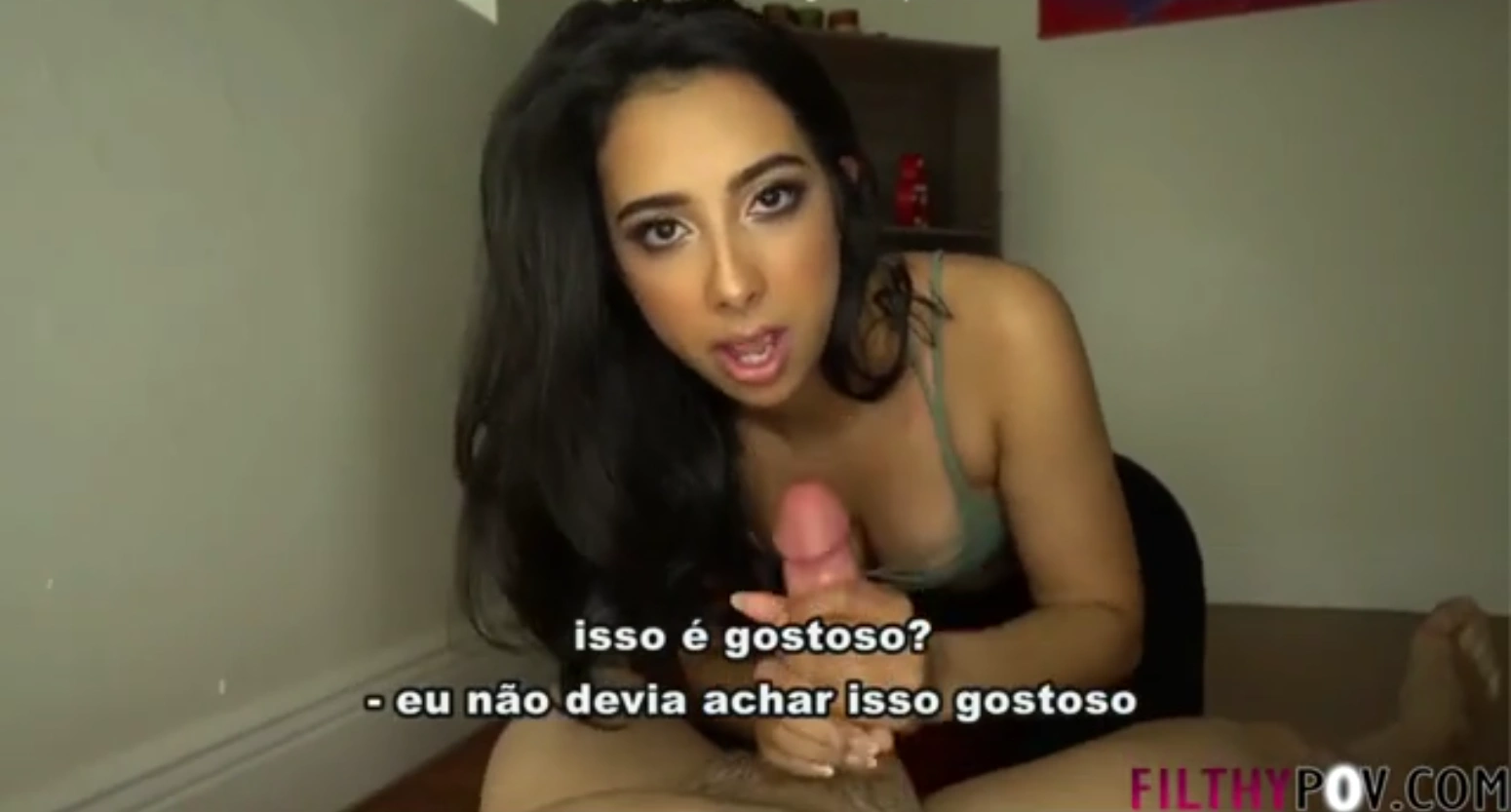 Incesto legendado comeu a irmã durante os exercícios dela e a fez gozar gostoso, enquanto ela malhava, gemendo de prazer.